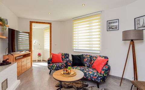 Carola: Table, Property, Furniture, Couch, Wood, Lighting, Orange, Comfort, Window, Living Room
