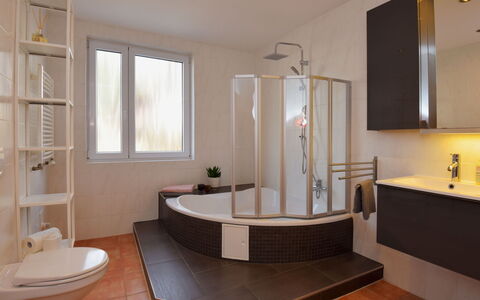 Carola: Tap, Plumbing Fixture, Property, Furniture, Bathtub, Sink, Wood, Bathroom, Window