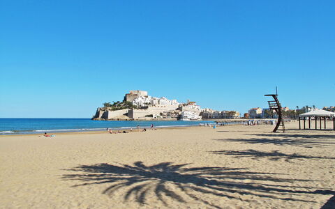 Peñiscola 632: Sky, Water, Beach, Coastal And Oceanic Landforms, Tree, Street Light, Arecales, Landscape, Horizon