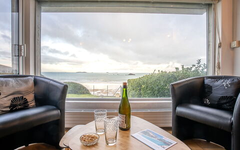 La Longue Vue: Table, Furniture, Property, Cloud, Sky, Building, Couch, Comfort, Plant, Bottle
