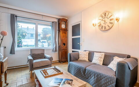La Longue Vue: Table, Furniture, Couch, Property, Picture Frame, Azure, Chair, Wood, Interior Design, Building
