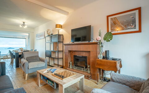 La Longue Vue: Furniture, Property, Picture Frame, Couch, Wood, Interior Design, Floor, Living Room, Flooring, Comfort