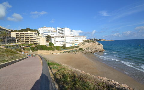 Salou 705: Water, Sky, Property, Tree, Building, Swimming Pool, Azure, Body Of Water, Leisure, Urban Design