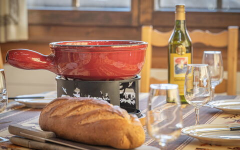 Le Sorbier: Food, Tableware, Table, Bottle, Plate, Ingredient, Drinkware, Dishware, Serveware