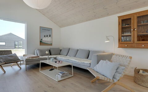 Oke - 350M from the Sea: Flooring, Wood, Floor, Wood Flooring, Furniture, Interior Design, Living Room, Ceiling, Couch, Home