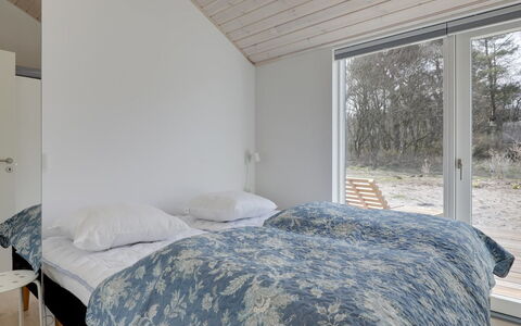 Oke - 350M from the Sea: Wood, Ceiling, Home, Bedroom, Winter, Freezing, Daylighting, Bedding, Bed, Hardwood