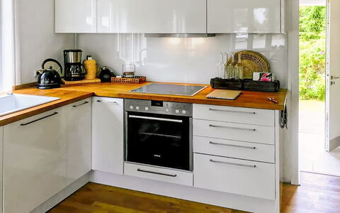 Anemette - 100M from the Sea: Kitchen Appliance, Kitchen, Countertop, Cabinetry, Major Appliance, Furniture, Home Appliance, Flooring, Wood, Stove