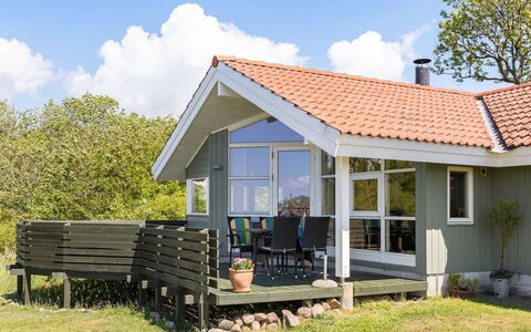 Lahja - 400M from the Sea: Vegetation, Shrub, Spring, Cottage, Garden, Shade, Backyard, Yard, Chair