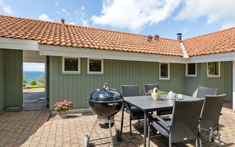 Lahja - 400M from the Sea: Vegetation, Shrub, Spring, Cottage, Garden, Shade, Backyard, Yard, Chair
