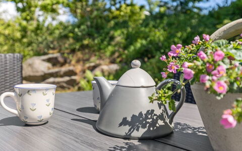 Lahja - 400M from the Sea: Vegetation, Shrub, Spring, Cottage, Garden, Shade, Backyard, Yard, Chair