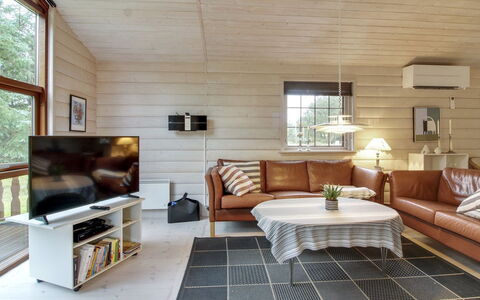 Jo - 1.2Km from the Sea: Flooring, Wood, Interior Design, Couch, Ceiling, Furniture, Floor, Living Room, Room, Home