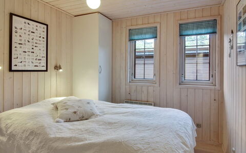 Jo - 1.2Km from the Sea: Wood, Flooring, Floor, Interior Design, Bedroom, Ceiling, Room, Bed, Hardwood, Plank