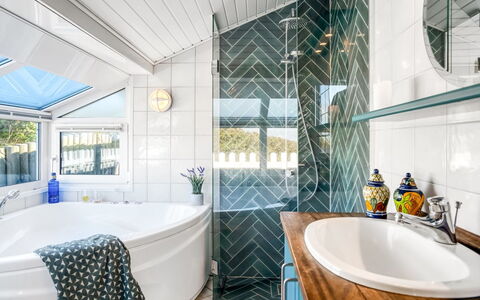 Ineke - 295M from the Sea: Plumbing Fixture, Interior Design, Flooring, Home, Bathroom, Tap, Ceiling, Plumbing, Tile, Bathtub