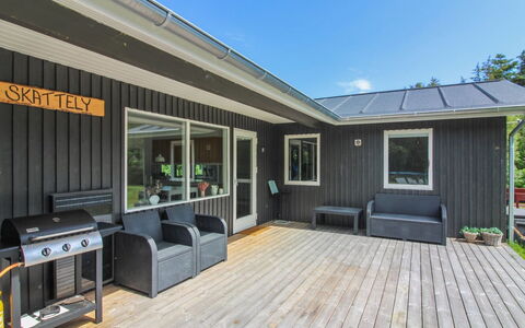 Ylva - 650M from the Sea: Wood, Home, Porch, Deck, Hardwood, Roof, Wood Stain, Wood Flooring, Eco Hotel