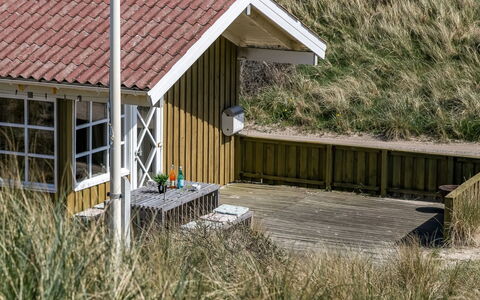 Guthfrith - 100M from the Sea: Roof, Home, Door, Cottage, Shade, Siding, Yard, Estate, Backyard