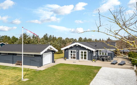 Mathy - 900M from the Sea: Cottage, Estate, Shade, Siding, Garden Buildings
