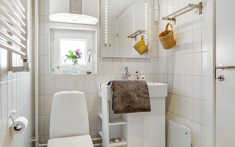 Brod - 150M from the Sea: Interior Design, Wall, Plumbing Fixture, Flooring, Bathroom, Toilet, Floor, Toilet Seat, Sink, Room