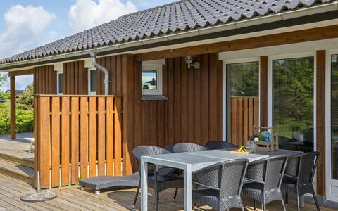 Harthagunni - 375M from the Sea: Wood, Home, Hardwood, Porch, Wood Stain, Shade, Door, Cottage, Deck, Plank