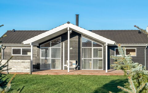 Oskarvine - 900M from the Sea: Building, House, Wood, Home, Roof, Cottage, Residential Area, Shrub, Architecture