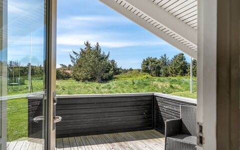 Eddi - 550M from the Sea: Vegetation, Shrub, Spring, Cottage, Garden, Shade, Backyard, Yard, Chair
