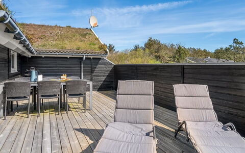 Eddi - 550M from the Sea: Vegetation, Shrub, Spring, Cottage, Garden, Shade, Backyard, Yard, Chair