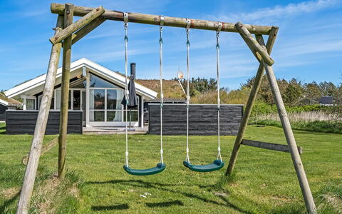 Eddi - 550M from the Sea: Vegetation, Shrub, Spring, Cottage, Garden, Shade, Backyard, Yard, Chair