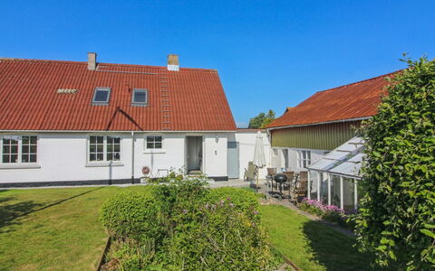 Fraþulf - 6Km from the Sea: Grass, Building, Roof, Window, House, Home, Residential Area, Cottage, Facade, Shrub