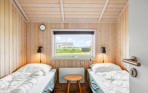 Kiran - 200M from the Sea: Wood, Bedroom, Bed, Bedding, Bed Frame, Plank, Bed Sheet, Daylighting, Hardwood, Wood Stain