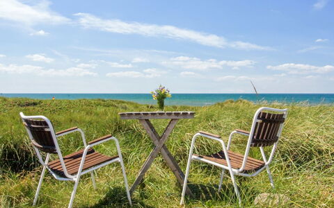Anissa - 100M from the Sea: 
