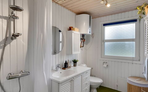 Pertti - 400M from the Sea: Plumbing Fixture, Sink, Interior Design, Plumbing, Tap, Bathroom, Ceiling, Bathroom Sink, Room, Toilet