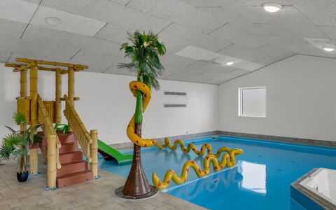 Berenika - 500M from the Sea: Flooring, Floor, Ceiling, Swimming Pool, Chute, Resort, Leisure Centre, Houseplant