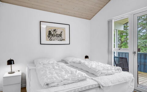 Meino - 1.4Km from the Sea: Wood, Home, Interior Design, Bed, Bedroom, Freezing, Bedding, Hardwood, Bed Frame, Daylighting