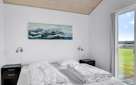 Meino - 1.4Km from the Sea: Home, Bedroom, Bed, Daylighting, Bedding, Bed Frame, Bed Sheet, Freezing, Hotel, Ice Cap
