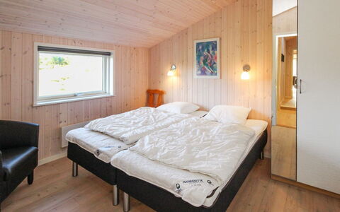 Daje - 600M from the Sea: Wood, Ceiling, Home, Bedroom, Hardwood, Wood Stain, Bed Frame, Freezing, Bed, Cottage