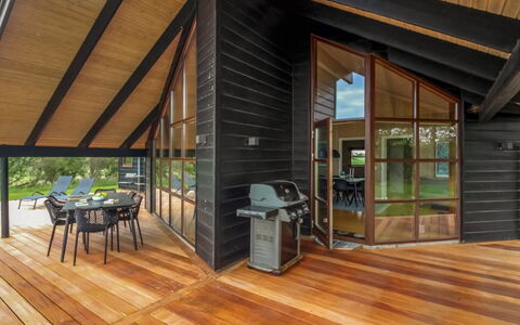 Harri - 850M from the Sea: House, Home, Door, Roof, Cottage, Estate, Garden, Shade, Siding, Yard