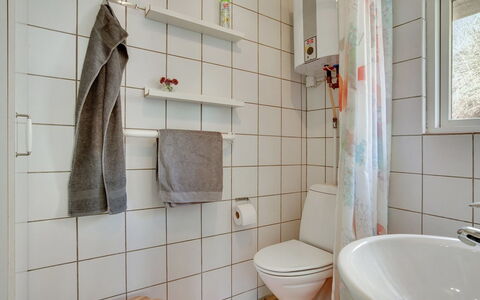 Abbie - 10M from the Sea: Wall, Bathroom, Flooring, Plumbing Fixture, Interior Design, Floor, Toilet, Toilet Seat, Plumbing, Tile