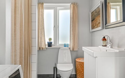 Bruse - 125M from the Sea: Wall, Toilet Seat, Interior Design, Flooring, Toilet, Plumbing Fixture, Floor, Bathroom, Sink, Plumbing