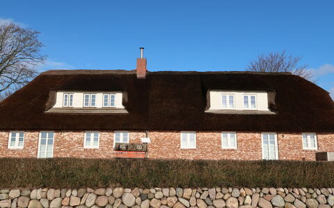 Dagebüll 102: Sky, Cloud, Building, Window, Plant, Tree, Land Lot, House, Grass, Landscape