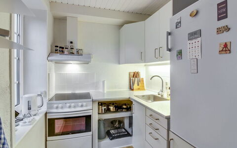 Ingert - 250M from the Sea: Kitchen Appliance, Kitchen, Major Appliance, Countertop, Interior Design, Home Appliance, Cabinetry, Flooring, Furniture, Wood