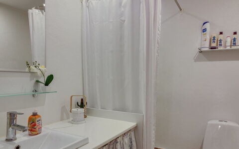 Ingert - 250M from the Sea: Bathroom, Interior Design, Wall, Plumbing Fixture, Shower Curtain, Flooring, Textile, Curtain, Bathroom Sink, Floor