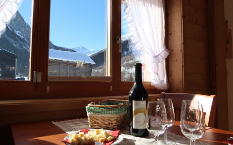 Chalet Molignon: Tableware, Table, Furniture, Property, Window, Bottle, Food, Stemware, Drinkware, Plate