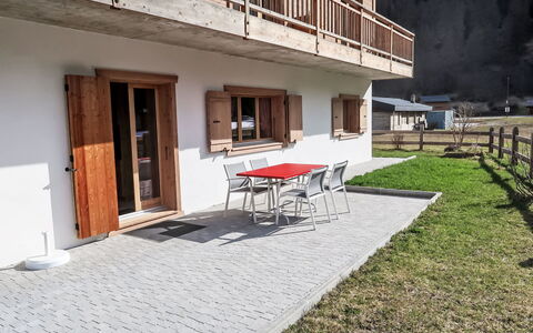 Chalet Molignon: Wood, Door, Hardwood, Wood Stain, Plank, Porch, Plywood, Balcony, Home Door, Lumber