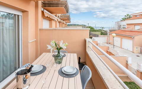 Canción de Mar: Apartment, Balcony, Wood Stain, Outdoor Furniture, Daylighting