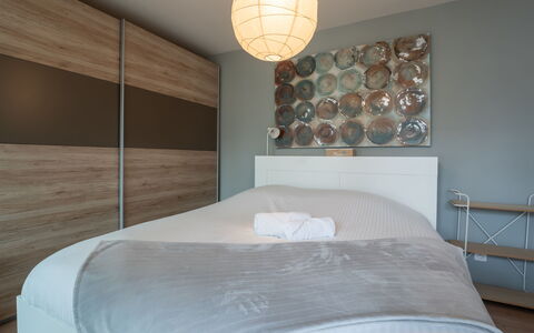 Bredene 737: Bed, Interior Design, Furniture, Bedroom, Bedding, Bed Sheet, Flooring, Wood, Ceiling, Floor