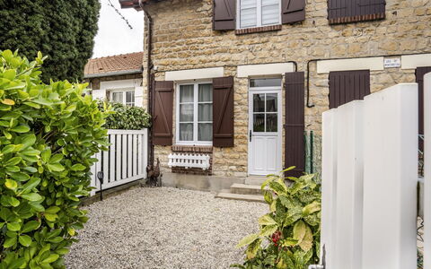 Les Étourneaux: Property, Building, Furniture, Comfort, Azure, Interior Design, Window, Wood, Bed Frame, Pillow