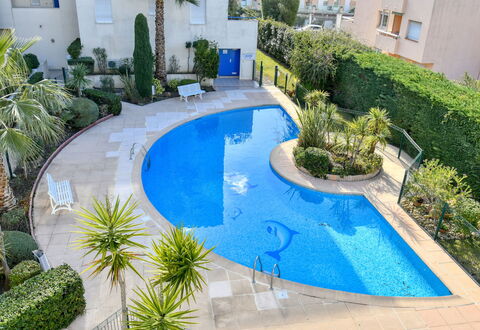 Le Promethée: Property, Building, Furniture, Comfort, Azure, Interior Design, Window, Wood, Bed Frame, Pillow