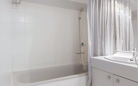 Terre Marine: Bathroom, Wall, Plumbing Fixture, Flooring, Interior Design, Bathtub, Floor, Plumbing, Shower, Room