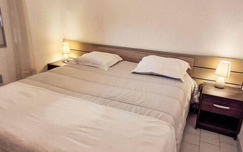 Terre Marine: Bed, Bedding, Bedroom, Bed Sheet, Furniture, Wood, Linens, Interior Design, Floor, Textile
