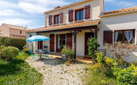 Le Predaire: Residential Area, House, Home, Door, Cottage, Roof, Estate, Garden, Suburb, Yard