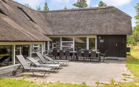 Ellanor - 1Km from the Sea: Building, House, Residential Area, Home, Shrub, Roof, Cottage, Estate, Garden